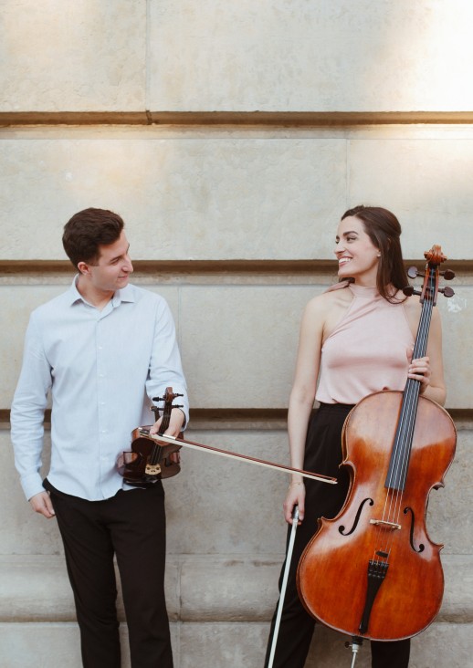 mężczyzna trzymający skrzypce i kobieta trzymająca wiolonczelę