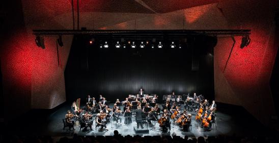 orkiestra siedząca na scenie