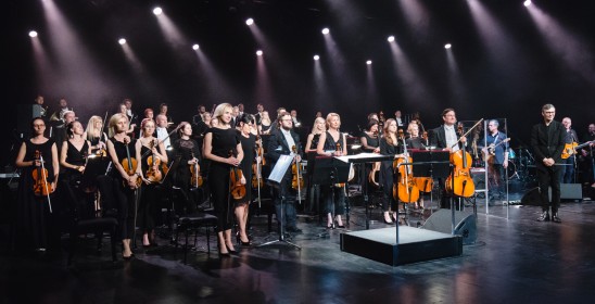 orkiestra stoi na scenie