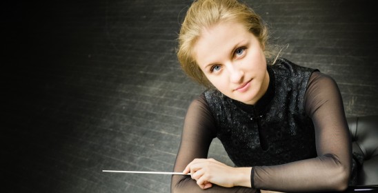 portret kobiety opierającej się o fortepian