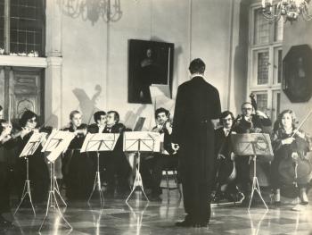 czarno-białe zdjęcie Państwowej Orkiestry Kameralnej