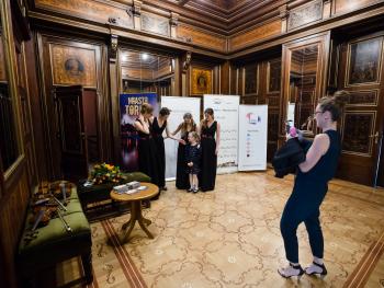 Festiwal Nova Muzyka i Architektura kobiety/artystki na tel rolluw, kobieta elegancko ubrana robi im zdjęcia. foyer Sali Wielkiej Dworu Artusa