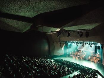 widok z balkonu na widownie oraz scenę podczas koncertu, kolorowa poświata 