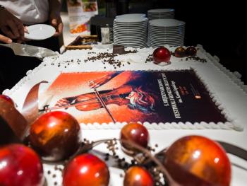 5. Międzynarodowego Festiwalu i Konkursu Skrzypcowego im. K. Lipińskiego tort, na glazurze słodki plakat 5. Międzynarodowego Festiwalu i Konkursu Skrzypcowego im. K. Lipińskiego