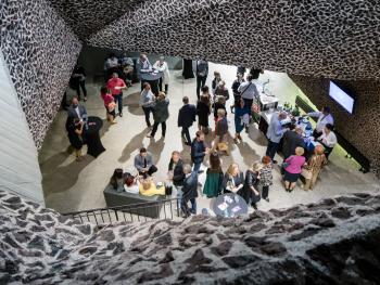 Festiwal Nova Muzyka i Architektura zdjęcie zrobione z foyer +1 na melomanów kierujących się do wejścia na sale koncertową.