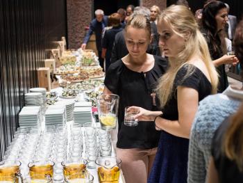 Bankiet, Finał XXI Międzynarodowego Festiwalu Nova Muzyka i Architektura bankiet na foyer, stół z napojami, obok Kontrahenci rozmawiający ze sobą