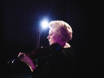Kobieta grająca na skrzypcach podczas koncertu