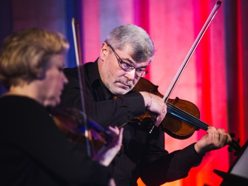 Mężczyzna grający na skrzypcach podczas koncertu