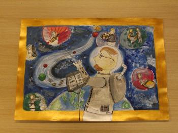 Praca plastyczna dziecka przedstawiająca planety i astronautę jako dyrygenta