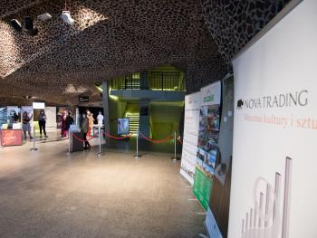 Festiwal Nova Muzyka i Architektura ujęcie na foyer przed koncertem, w centrum rollup sponsora