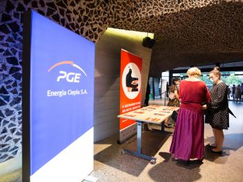 Festiwal Nova Muzyka i Architektura ujęcie na foyer przed koncertem, w centrum rollup sponsora