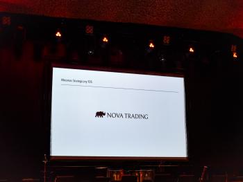 logotyp Nova Trading SA wyświetlany na ekranie w świetle Sceny koncertowej