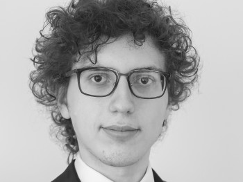 Miłosz Rządkiewicz portret młodego mężczyzny w okularach