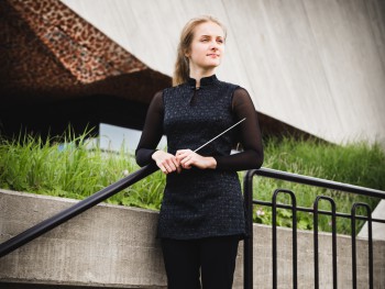 photo. Łukasz Ułanowski woman looking into the distance