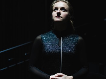 photo. Łukasz Ułanowski woman looking up