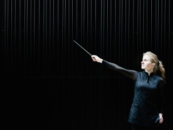 photo. Łukasz Ułanowski a woman holding a baton in an outstretched hand