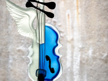 szklana statuetka "Dodając skrzydeł" - skrzypce z dodanym skrzycłem