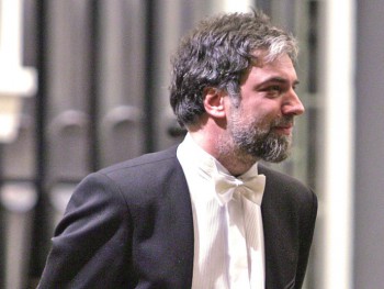 Petras Geniusas Mężczyzna w garniturze zwrócony w prawą stronę