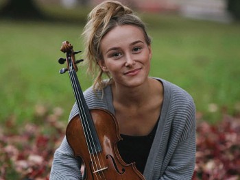 Anna Agafia Egholm Kobieta trzymająca skrzypce siedzi na trawie