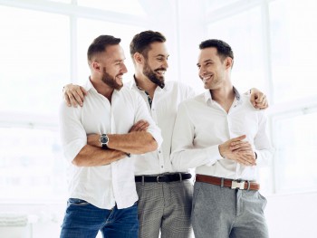 trzech mężczyzn w białych koszulach