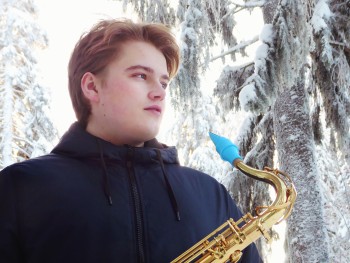 mężczyzna  trzymający saksofon