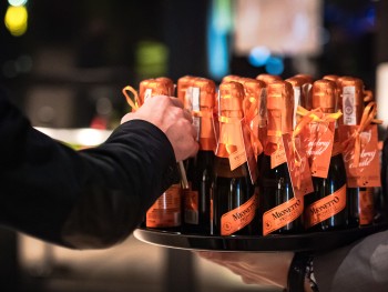 Wielka Gala Sylwestrowa 2021 taca z butelkami Monietto Prosecco