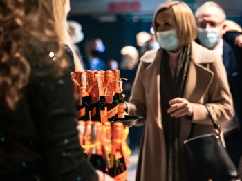 Wielka Gala Sylwestrowa 2021 Kobieta odbierająca butelkę szampana po koncercie, tuż przy wyjściu z budynku