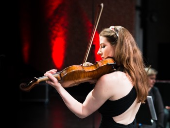 Viva Beethoven! - 250. rocznica urodzin kompozytora, Oda do radości ujęcie Kwartetu (dwie kobiety i dwóch mężczyzn) podczas koncertu online odbywającego się w Sali Prób. Kolorowe światła (czerwono-fioletowe) padają  na ściany oraz sufit sali.