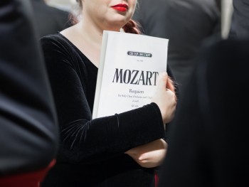 Viva Beethoven! - 250. rocznica urodzin kompozytora, Oda do radości ujęcie Kwartetu (dwie kobiety i dwóch mężczyzn) podczas koncertu online odbywającego się w Sali Prób. Kolorowe światła (czerwono-fioletowe) padają  na ściany oraz sufit sali.