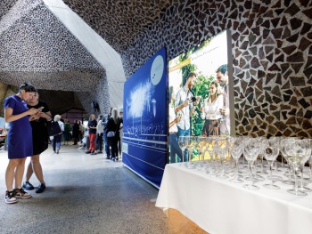 Zakończenie 44. sezonu artystycznego Toruńskiej Orkiestry Symfonicznej rollup orkiestry ora Mionetto Prosecco w foyer sali koncertowej, w tle przechodzący ludzie