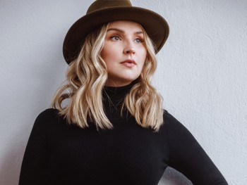 Karolina Leszko kobieta w czarnym kapeluszu i czarnym ubraniu