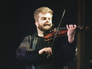 Kamil Skicki mężczyzna grający na skrzypcach