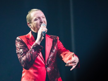 Kamil Franczak mężczyzna w czerwonym garniturze