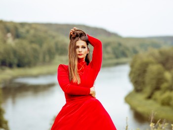 Anna Lasota kobieta w czerwonej sukni