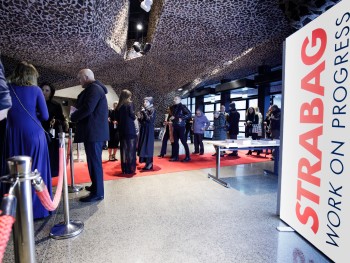 Koncert Laureatów / 6. Międzynarodowy Festiwal i Konkurs Skrzypcowy im. Karola Lipińskiego Melomani na foyer slai koncertowej, czerwony dywan, rollup firmy Strabag