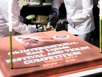 bankiet / 6. Międzynarodowy Festiwal i Konkurs Skrzypcowy im. Karola Lipińskiego krojenie tortu podczas bankietu