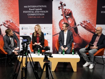 studio konkursowe / Międzynarodowy Festiwal i Konkurs Skrzypcowy im. Karola Lipińskiego kobieta i troje mężczyzn udzielających wywiadu, w tle rollup promujący festiwal skrzypcowy