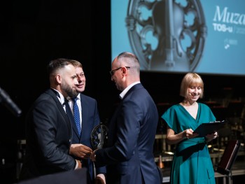 Wręczenie statuetki Muza Tos-u (Odbierający Michał Papierowski, Dyrektor Zarządzający firmy Toyota Bednarscy Toruń)  Przekazanie statuetki Muza Tos-u