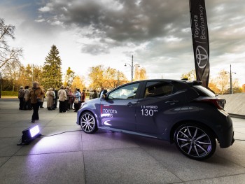 Ekspozycja auta marki Toyota przed koncertem w CKK Jordanki podświetlone auto Toyota przed budynkiem Centrum Kulturalno - Kongresowego Jordanki